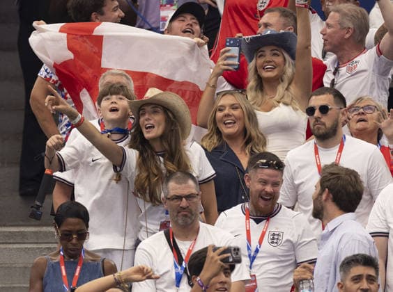 FIFA World Cup, WM, Weltmeisterschaft, Fussball 2026 England v Croatia in Dallas 17.06.2026 FIFA World Cup 2026 England v Croatia in Dallas. .Harry Kane s wife Kate in dark blue denim with Jordan pick fords wife Megan ( cowboy hat number. 1, Blonde ) and son, pictured with other friends and family of the team  Copyright: xDarrenxFletcherx NINTCHDBPICT001089186338