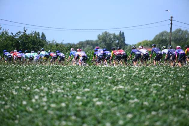 Baloise Belgium Tour 2026 Stage 2 KNOKKE-HEIST, BELGIUM - JUNE 18 : illustration picture peloton during stage 2 of the 95th edition of Baloise Tour of Belgium an UCI ProSeries 2.Pro cycling road race stage for Men Elite of 197.6 km with start in Merelbeke-Melle and finish in Knokke-Heist on June 18, 2026 in Knokke-Heist, Belgium, 18 06 2026 ( Motordriver Stephan Boone - Knokke-Heist Belgium  Copyright: xGvgx