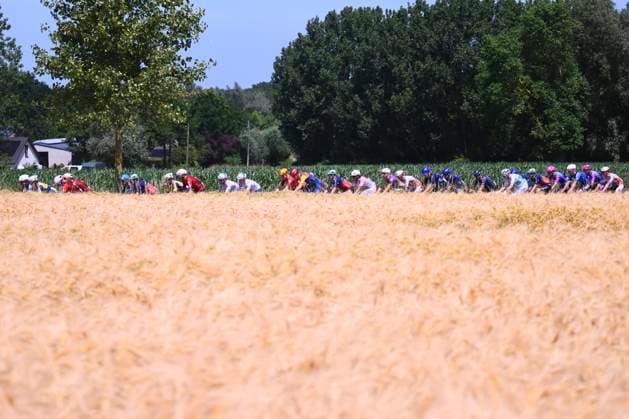 Baloise Belgium Tour 2026 Stage 2 KNOKKE-HEIST, BELGIUM - JUNE 18 : illustration picture peloton during stage 2 of the 95th edition of Baloise Tour of Belgium an UCI ProSeries 2.Pro cycling road race stage for Men Elite of 197.6 km with start in Merelbeke-Melle and finish in Knokke-Heist on June 18, 2026 in Knokke-Heist, Belgium, 18 06 2026 ( Motordriver Stephan Boone - Knokke-Heist Belgium  Copyright: xGvgx