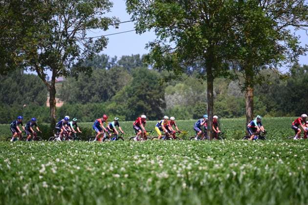 Baloise Belgium Tour 2026 Stage 2 KNOKKE-HEIST, BELGIUM - JUNE 18 : illustration picture peloton during stage 2 of the 95th edition of Baloise Tour of Belgium an UCI ProSeries 2.Pro cycling road race stage for Men Elite of 197.6 km with start in Merelbeke-Melle and finish in Knokke-Heist on June 18, 2026 in Knokke-Heist, Belgium, 18 06 2026 ( Motordriver Stephan Boone - Knokke-Heist Belgium  Copyright: xGvgx