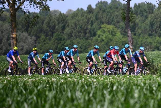 Baloise Belgium Tour 2026 Stage 2 KNOKKE-HEIST, BELGIUM - JUNE 18 : illustration picture peloton during stage 2 of the 95th edition of Baloise Tour of Belgium an UCI ProSeries 2.Pro cycling road race stage for Men Elite of 197.6 km with start in Merelbeke-Melle and finish in Knokke-Heist on June 18, 2026 in Knokke-Heist, Belgium, 18 06 2026 ( Motordriver Stephan Boone - Knokke-Heist Belgium  Copyright: xGvgx