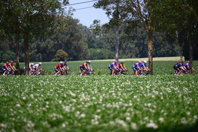 Baloise Belgium Tour 2026 Stage 2 KNOKKE-HEIST, BELGIUM - JUNE 18 : illustration picture peloton during stage 2 of the 95th edition of Baloise Tour of Belgium an UCI ProSeries 2.Pro cycling road race stage for Men Elite of 197.6 km with start in Merelbeke-Melle and finish in Knokke-Heist on June 18, 2026 in Knokke-Heist, Belgium, 18 06 2026 ( Motordriver Stephan Boone - Knokke-Heist Belgium  Copyright: xGvgx