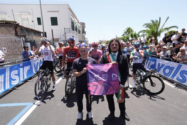 Start the race with mayor Gerardo della Regione during Stage 5 of the Giro Next Gen 2026, from Bacoli to Bacoli, Italy, Thursday, June 18, 2026.  Copyright: xMassimoxPaolone LaPressex