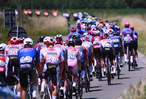 Baloise Belgium Tour 2026 Stage 2 KNOKKE-HEIST, BELGIUM - JUNE 18 : illustration picture peloton during stage 2 of the 95th edition of Baloise Tour of Belgium an UCI ProSeries 2.Pro cycling road race stage for Men Elite of 197.6 km with start in Merelbeke-Melle and finish in Knokke-Heist on June 18, 2026 in Knokke-Heist, Belgium, 18 06 2026 ( Motordriver Stephan Boone - Knokke-Heist Belgium  Copyright: xGvgx