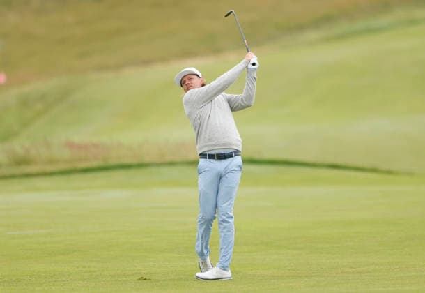 Cameron Smith of Australia hits an approach shot to the 1st green during the first round of the 126th U.S. Open Golf Championship at Shinnecock Hills Golf Club in Southampton, NY, on Thursday, June 18, 2026.  NYC20260618807 JOHNxANGELILLO