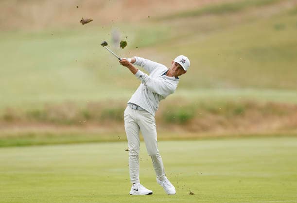 Amateur Miles Russell hits an approach shot to the 1st green during the first round of the 126th U.S. Open Golf Championship at Shinnecock Hills Golf Club in Southampton, NY, on Thursday, June 18, 2026.  NYC20260618810 JOHNxANGELILLO