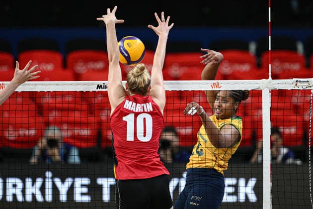 Belgium v Brazil - 2026 FIVB Volleyball Nations League ANKARA, TURKIYE - JUNE 18: Pauline Martin (10) of Brazil competes during the 2026 FIVB Volleyball Nations League Week 2 match between Belgium and Brazil at Ankara Sports Hall on June 18, 2026, in Ankara, Turkiye. Akin Celiktas Anadolu Ankara Turkey. Editorial use only. Please get in touch for any other usage.  Copyright: x2026xAnadoluxAkinxCeliktasx