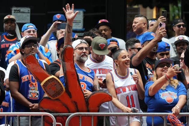 New York Knicks fans cheer before the team s parade after winning the NBA, Basketball Herren, USA championship in New York City, United States, 18 June 2026. New York Knicks parade after winning the NBA championship !ACHTUNG: NUR REDAKTIONELLE NUTZUNG!  Copyright: xÁngelxColmenaresx AME2057 20260618-55020635627_1