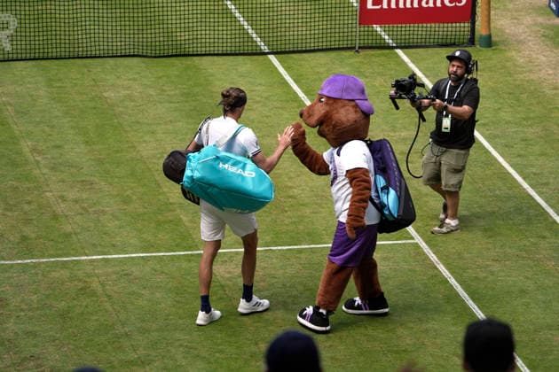 photo : Alexander ZVEREV (GER) begrüsst das Maskottchen Sunny Tennis-Turnier Terra Wortmann Cup im Gerry Weber Sportpark in Halle Westfalen am Do. 18.06.2026