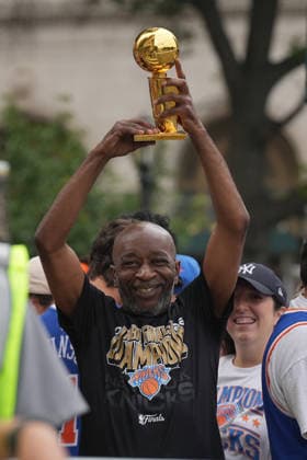 A New York Knicks fan holds a trophy before the team s parade after winning the NBA, Basketball Herren, USA championship in New York City, United States, 18 June 2026. New York Knicks parade after winning the NBA championship !ACHTUNG: NUR REDAKTIONELLE NUTZUNG!  Copyright: xÁngelxColmenaresx AME2058 20260618-55020635649_1