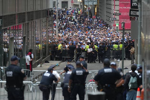 New York Knicks fans attempt to break through a security fence before the team s parade after winning the NBA, Basketball Herren, USA championship in New York City, United States, 18 June 2026. New York Knicks parade after winning the NBA championship !ACHTUNG: NUR REDAKTIONELLE NUTZUNG!  Copyright: xÁngelxColmenaresx AME2067 20260618-55020635662_1