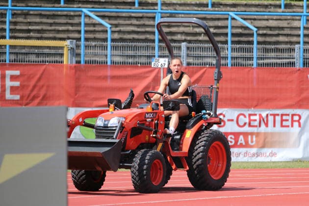 18.06.2026 Leichtathletik 28. internationales Leichtathletikmeeting ANHALT 2026 Training Paul-Greifzu-Stadion Dessau Gina Lückenkemper nutzt die Zeit vor ihrem Training für eine kleine Probefahrt mit dem Traktor der Greenkeeper des Dessauer Paul-Greifzu-Stadions. Dessau-Roßlau Sachsen-Anhalt Deutschland