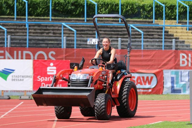 18.06.2026 Leichtathletik 28. internationales Leichtathletikmeeting ANHALT 2026 Training Paul-Greifzu-Stadion Dessau Gina Lückenkemper nutzt die Zeit vor ihrem Training für eine kleine Probefahrt mit dem Traktor der Greenkeeper des Dessauer Paul-Greifzu-Stadions. Dessau-Roßlau Sachsen-Anhalt Deutschland *** June 18, 2026 Track and Field 28th International Track and Field Meet ANHALT 2026 Training at Paul Greifzu Stadium in Dessau Gina Lückenkemper takes advantage of the time before her training session to take the greenkeepers’ tractor at Dessau’s Paul Greifzu Stadium for a short test drive Stadium, Dessau-Roßlau, Saxony-Anhalt, Germany,detected_source_language