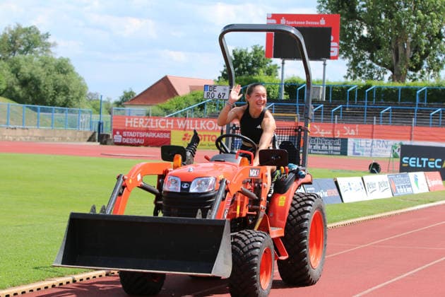 18.06.2026 Leichtathletik 28. internationales Leichtathletikmeeting ANHALT 2026 Training Paul-Greifzu-Stadion Dessau Gina Lückenkemper nutzt die Zeit vor ihrem Training für eine kleine Probefahrt mit dem Traktor der Greenkeeper des Dessauer Paul-Greifzu-Stadions. Dessau-Roßlau Sachsen-Anhalt Deutschland