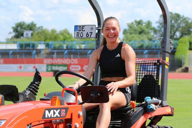 18.06.2026 Leichtathletik 28. internationales Leichtathletikmeeting ANHALT 2026 Training Paul-Greifzu-Stadion Dessau Gina Lückenkemper nutzt die Zeit vor ihrem Training für eine kleine Probefahrt mit dem Traktor der Greenkeeper des Dessauer Paul-Greifzu-Stadions. Dessau-Roßlau Sachsen-Anhalt Deutschland