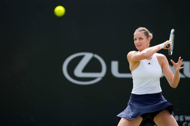 Lexus Nottingham Open - Day Four Karolina Pliskova competes during the Round of 16 singles match at the 2026 Lexus Nottingham Open Women s tennis tournament at the Nottingham Tennis Centre in Nottingham, England, on June 18, 2026. Nottingham Great Britain United Kingdom  Copyright: xOwenxHammondx originalFilename:hammond-2026lexu260618_npvpD.jpg
