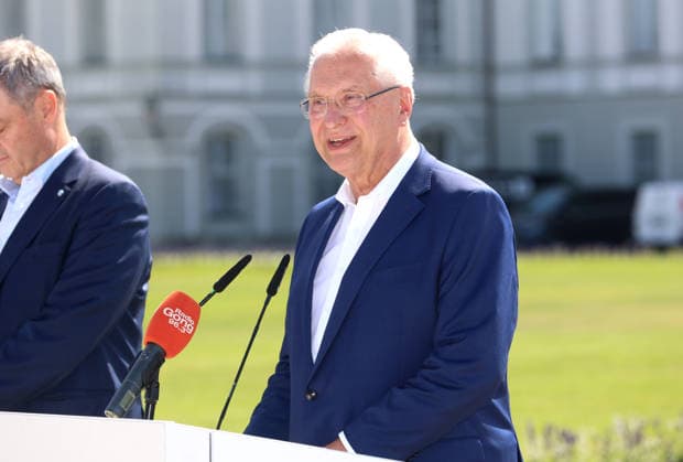 Pressetermin im Rahmen der Einladung der Olympischen Spitzenverbände zur Vorstellung des vertieften Bewerbungskonzepts, Olympiabewerbung München, Schloss Nymphenburg Hier im Bild Joachim Herrmann, Sportminister, Bayerischer Innenminister bei seiner Rede