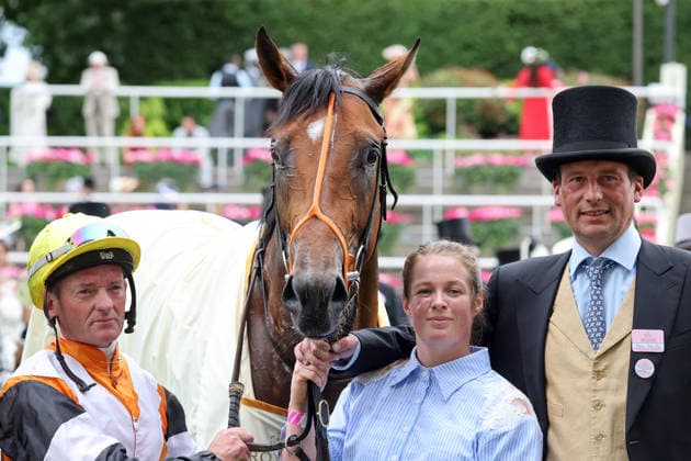 18.06.2026, Ascot, Windsor, GBR - Nola Soul with Seamus Heffernan and trainer James Stack after winning the Chesham Stakes. Ascot racecourse. (Pferd, Jockey, Nola Soul, Heffernan, Sieg, Trainer, Stack) 260618D538ROYAL_ASCOT.JPG