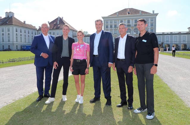 Pressetermin im Rahmen der Einladung der Olympischen Spitzenverbände zur Vorstellung des vertieften Bewerbungskonzepts, Olympiabewerbung München, Schloss Nymphenburg Gruppenbild mit Joachim Herrmann, Sportminister, Bayerischer Innenminister, Dominik Krause, Oberbürgermeister der Stadt München, Jessica von Bredow-Werndl, Dressurreiterin, Dr. Markus Söder, Bayerischer Ministerpräsident, Herbert Hainer, Präsident (FC Bayern München), Michael Teuber, Paralympischen Rekordmedaillengewinner, Para Radfahrer (v.l.n.r.)