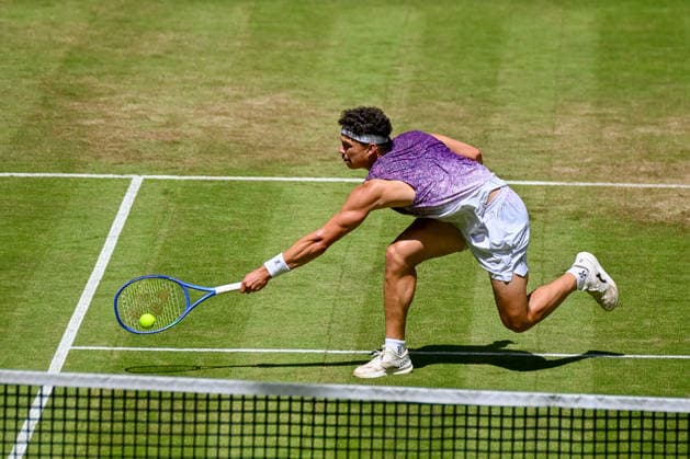 Ben Shelton (USA) spielt am Netz einen Ball mit der Rueckhand TERRA WORTMANN Open 2026, Tennis, ATP, Tennis Herren Tennis Herren 500, Turnier, Hauptfeld, 18.06.2026, TERRA WORTMANN Open 2026, Tennis, ATP, Tennis Herren 500, Turnier, Hauptfeld, 18.06.2026 Halle