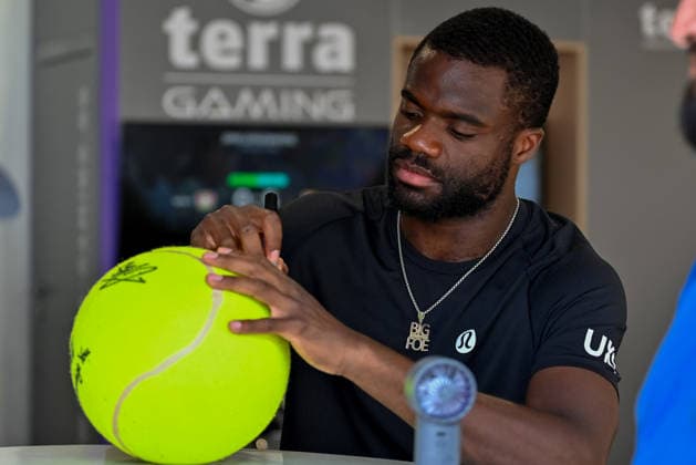 Frances Tiafoe (USA) signiert einen grossen Tennisball TERRA WORTMANN Open 2026, Tennis, ATP, Tennis Herren Tennis Herren 500, Turnier, Hauptfeld, 18.06.2026, TERRA WORTMANN Open 2026, Tennis, ATP, Tennis Herren 500, Turnier, Hauptfeld, 18.06.2026 Halle
