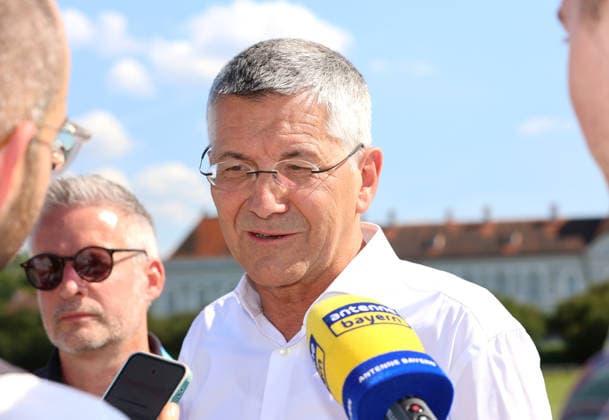 Pressetermin im Rahmen der Einladung der Olympischen Spitzenverbände zur Vorstellung des vertieften Bewerbungskonzepts, Olympiabewerbung München, Schloss Nymphenburg Hier im Bild Herbert Hainer, Präsident (FC Bayern München) bei einem Interview