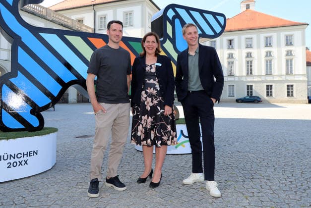 Pressetermin im Rahmen der Einladung der Olympischen Spitzenverbände zur Vorstellung des vertieften Bewerbungskonzepts, Olympiabewerbung München, Schloss Nymphenburg Hier im Bild Felix Neureuther, ehemaliger Skifahrer und TV Experte mit Verena Dietl und Dominik Krause, Oberbürgermeister der Stadt München (v.l.n.r) vor dem Maskottchen Dackel