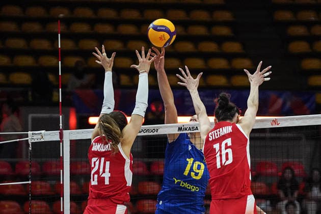 FIVB Women s Nations League 2026. Paulina Damaske and Sonia Stefanik of Poland compete against Anna Artyshuk of Ukraine during the FIVB Women s Volleyball Nations League match between Poland and Ukraine in Bangkok, Thailand, on June 18, 2026. Bangkok Bangkok Thailand  Copyright: xAnusakxLaowilasx originalFilename:laowilas-notitle260618_npFKB.jpg