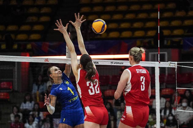 FIVB Women s Nations League 2026. Maja Koput and Magdalena Stysiak of Poland compete against Oleksandra Milenko of Ukraine during the FIVB Women s Volleyball Nations League match between Poland and Ukraine in Bangkok, Thailand, on June 18, 2026. Bangkok Bangkok Thailand  Copyright: xAnusakxLaowilasx originalFilename:laowilas-notitle260618_npl1j.jpg