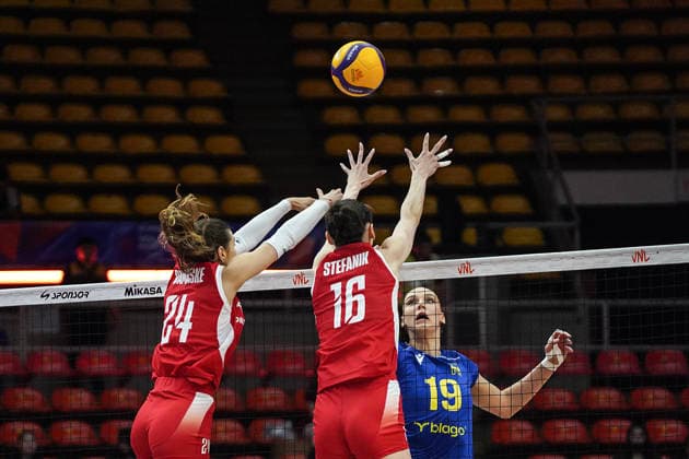 FIVB Women s Nations League 2026. Paulina Damaske and Sonia Stefanik of Poland compete against Anna Artyshuk of Ukraine during the FIVB Women s Volleyball Nations League match between Poland and Ukraine in Bangkok, Thailand, on June 18, 2026. Bangkok Bangkok Thailand  Copyright: xAnusakxLaowilasx originalFilename:laowilas-notitle260618_npOwQ.jpg