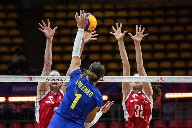 FIVB Women s Nations League 2026. Oleksandra Milenko of Ukraine competes against Magdalena Stysiak and Maja Koput of Poland during the FIVB Women s Volleyball Nations League match between Poland and Ukraine in Bangkok, Thailand, on June 18, 2026. Bangkok Bangkok Thailand  Copyright: xAnusakxLaowilasx originalFilename:laowilas-notitle260618_npTgY.jpg