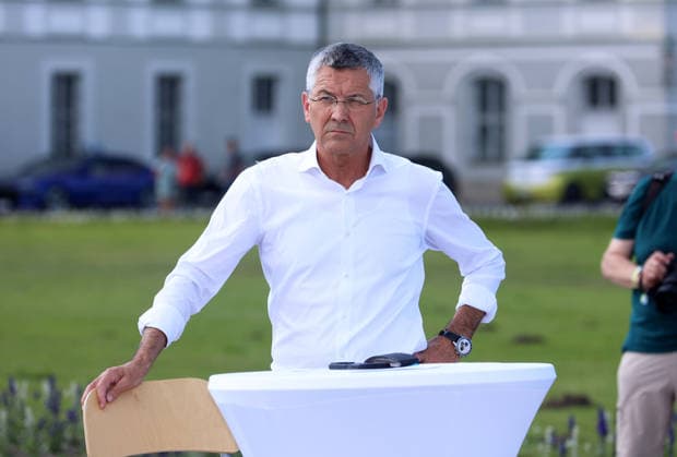Pressetermin im Rahmen der Einladung der Olympischen Spitzenverbände zur Vorstellung des vertieften Bewerbungskonzepts, Olympiabewerbung München, Schloss Nymphenburg Hier im Bild erbert Hainer, Präsident (FC Bayern München) stehend, nachdenken, nachdenklich, in Gedanken