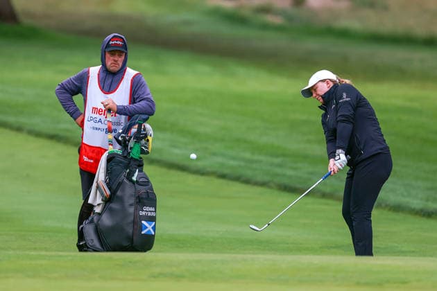 Meijer LPGA, Golf Damen Classic by Simply Give Belmont, MI - JUNE 18: Gemma Dryburgh of Scotland chips to the third green next to her caddie during the first round of the Meijer LPGA Classic by Simply Give at Blythefield Country Club on June 18, 2026 in Belmont, Michigan. Belmont Michigan United States  Copyright: xAmyxLemusx originalFilename:lemus-meijerlp260618_np14P.jpg