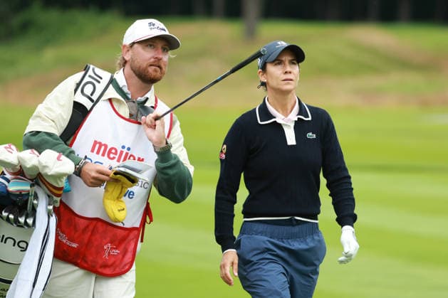 Meijer LPGA, Golf Damen Classic BELMONT, MICHIGAN - JUNE 18: Azahara Munoz of Spain interacts with her caddie on the 8th hole during the first round of the Meijer LPGA Classic for Simply Give golf tournament at Blythefield Country Club in Belmont, MI, USA Thursday, June 18, 2026. Belmont Michigan United States  Copyright: xJorgexLemusx originalFilename:lemus-meijerlp260618_npTkQ.jpg