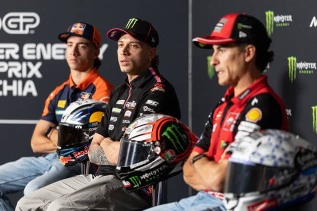Foto IPP Enrico Schiavi Brno - Ostrova?ice 18-06-2025 MotoGP Gran Premio Motociclismo della Repubblica Ceca 2026 press conference, PK, Pressekonferenz nella foto: da sx. Pedro Acosta - Red Bull KTM Factory Racing, Marco Bezzecchi - Aprilia Racing e Marc Marquez - Ducati Lenovo Team Brno - Ostrova?ice italy REPUBBLICA CECA ITALY  Copyright: xR4924_italyphotopressx