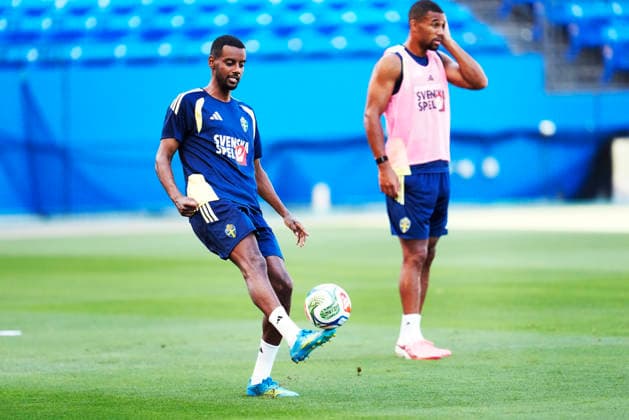 DALLAS, USA 20260618 Sweden s Alexander Isak and Isak Hien as the men s national team, Nationalteam trains on Thursday at Toyota Stadium, ahead of the group stage match against the Netherlands in the World Cup.