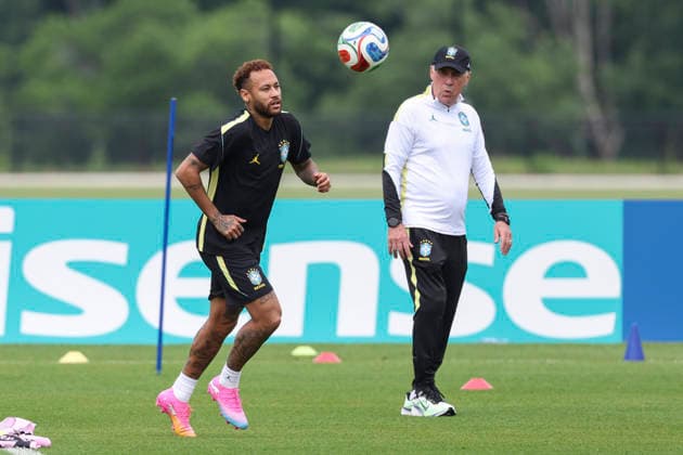 Brazil s national team, Nationalteam head coach Carlo Ancelotti (R) looks at striker Neymar during a training session in Columbia Park fields, Morristown, USA, 18 June 2026. Brazil s training session !ACHTUNG: NUR REDAKTIONELLE NUTZUNG!  Copyright: xSebastiaoxMoreirax GRAF914 20260618-55020637124_1