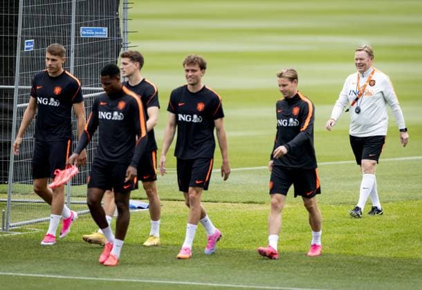 KANSAS CITY - Micky van de Ven (of the Netherlands), Denzel Dumfries (of the Netherlands), Guus Til (of the Netherlands), Mats Wieffer (of the Netherlands), Frenkie de Jong (of the Netherlands) and Netherlands coach Ronald Koeman during a training session of the Dutch national team, Nationalteam at the KC Current Training Facility, on June 18, 2026, in Kansas City. The Dutch national team is preparing for the match against Sweden during the FIFA World Cup, WM, Weltmeisterschaft, Fussball KOEN VAN WEEL ANP xVIxANPxSportx xxANPxIVx 561355539 originalFilename: 561355539.jpg