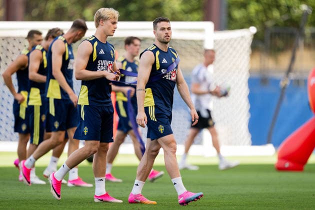 260618 Lucas Bergvall and Gabriel Gudmundsson of the Swedish national football team at a training session during day 8 of the FIFA World Cup, WM, Weltmeisterschaft, Fussball 2026 on June 18, 2026 in Dallas. Photo: Petter Arvidson BILDBYRAN kod PA PA1241 fotboll football soccer fotball vm fotbolls-vm fotball-vm fotbolls-vm 2026 fifa world cup 2026 träning practice training sverige sweden sverige a day 8 bbeng