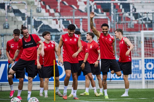 HFC Neuzugänge Niklas Kastenhofer (2.v.li.) und Stanley Ratifo (2.v.re) beim Aufwärmen für den Trainingsauftakt des Hallescher FC, Fussball, Regionalliga Nordost, Saison 2026 27, 18.06.2026 Halle Leuna Chemie Stadion ST Deutschland