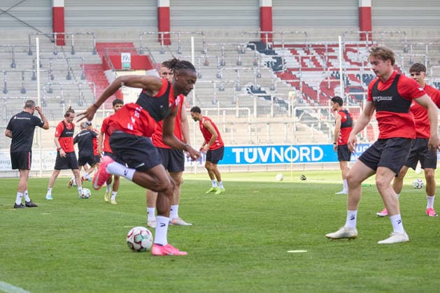 HFC Neuzugänge Abdoul Karim Soumah (li.) beim Trainingsauftakt, Hallescher FC, Fussball, Regionalliga Nordost, Saison 2026 27, 18.06.2026 Halle Leuna Chemie Stadion ST Deutschland