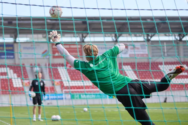 Torwart Moritz Schulze in Aktion beim Trainingsauftakt, Hallescher FC, Fussball, Regionalliga Nordost, Saison 2026 27, 18.06.2026 Halle Leuna Chemie Stadion ST Deutschland