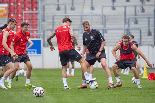 Trainer Robert Schröder (HFC) mit Spielern beim Trainingsauftakt, Hallescher FC, Fussball, Regionalliga Nordost, Saison 2026 27, 18.06.2026 Halle Leuna Chemie Stadion ST Deutschland