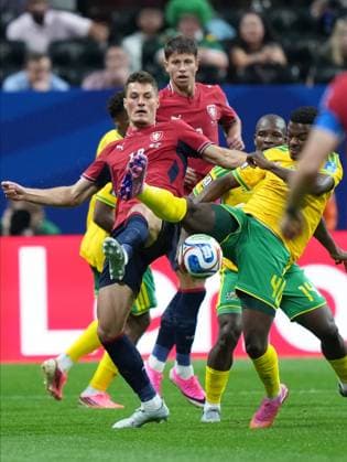 Czechia v South Africa - FIFA World Cup, WM, Weltmeisterschaft, Fussball 2026 - Group A ATLANTA, UNITED STATES - JUNE 18: Teboho Mokoena (4) of South Africa in action against Patrik Schick (10) of Czechia during the 2026 FIFA World Cup First Stage Group A match between Czechia and South Africa at Mercedes-Benz Stadium (Atlanta Stadium) in Atlanta, Georgia, United States on June 18, 2026. Evrim Aydin Anadolu Georgia United States. Editorial use only. Please get in touch for any other usage.  Copyright: x2026xAnadoluxEvrimxAydinx