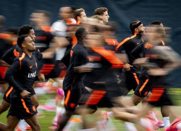 KANSAS CITY - Quinten Timber of the Netherlands, Ryan Gravenberch of the Netherlands, Frenkie de Jong of the Netherlands, Guus Til of the Netherlands and Memphis Depay of the Netherlands during a training session of the Dutch national team, Nationalteam at the KC Current Training Facility, on June 18, 2026, in Kansas City. The Dutch national team is preparing for the match against Sweden during the FIFA World Cup, WM, Weltmeisterschaft, Fussball KOEN VAN WEEL ANP xVIxANPxSportx xxANPxIVx 561356143 originalFilename: 561356143.jpg