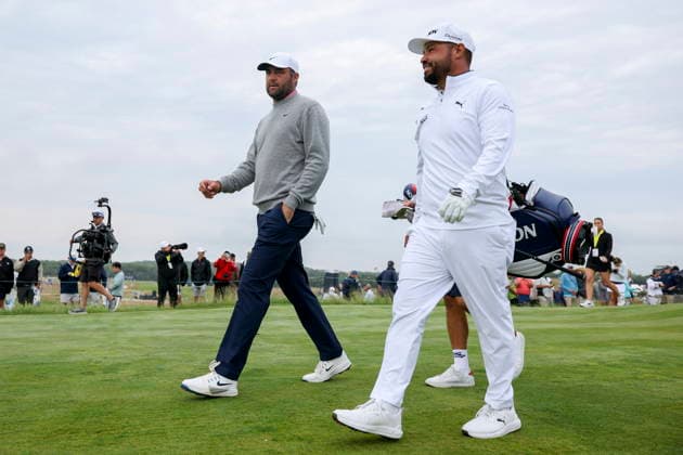 US Open Golf Championship - Round 1 Scottie Scheffler and J.J. Spaun (from left) walk on the first hole after teeing off during the first round of the 2026 US Open golf tournament at the Shinnecock Hills Golf Club in Southampton, New York, USA, 18 June 2026. SOUTHAMPTON NEW YORK UNITED STATES  Copyright: xSARAHxYENESELx