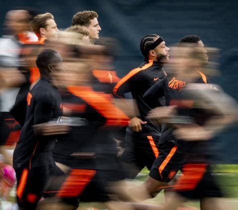 KANSAS CITY - Frenkie de Jong (of the Netherlands), Guus Til (of the Netherlands), and Memphis Depay (of the Netherlands) during a training session of the Dutch national team, Nationalteam at the KC Current Training Facility on June 18, 2026, in Kansas City. The Dutch national team is preparing for the match against Sweden at the FIFA World Cup, WM, Weltmeisterschaft, Fussball KOEN VAN WEEL ANP xVIxANPxSportx xxANPxIVx 561356438 originalFilename: 561356438.jpg