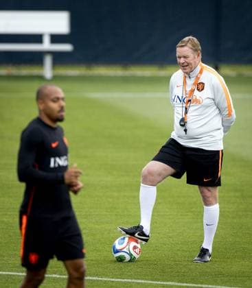 KANSAS CITY - Donyell Malen of the Netherlands and Netherlands coach Ronald Koeman during a training session of the Dutch national team, Nationalteam at the KC Current Training Facility, on June 18, 2026, in Kansas City. The Dutch team is preparing for the match against Sweden at the FIFA World Cup, WM, Weltmeisterschaft, Fussball KOEN VAN WEEL ANP xVIxANPxSportx xxANPxIVx 561356755 originalFilename: 561356755.jpg