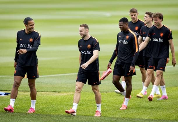 KANSAS CITY - Virgil van Dijk (of the Netherlands), Teun Koopmeiners (of the Netherlands), Denzel Dumfries (of the Netherlands), Micky van de Ven (of the Netherlands), Guus Til (of the Netherlands), and Mats Wieffer (of the Netherlands) during a training session of the Dutch national team, Nationalteam at the KC Current Training Facility on June 18, 2026, in Kansas City. The Dutch national team is preparing for the match against Sweden at the FIFA World Cup, WM, Weltmeisterschaft, Fussball KOEN VAN WEEL ANP xVIxANPxSportx xxANPxIVx 561357075 originalFilename: 561357075.jpg