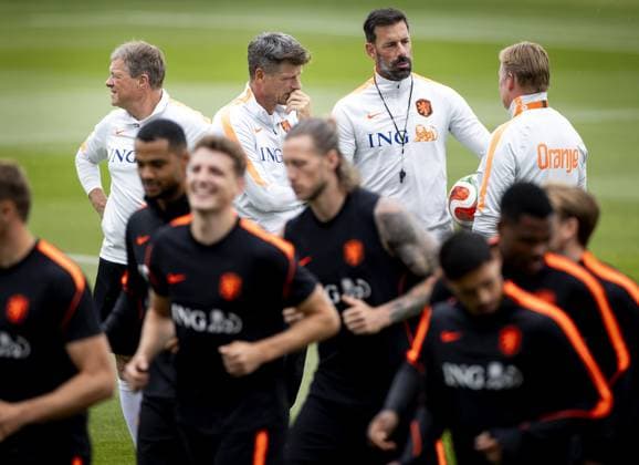 KANSAS CITY - Assistants Erwin Koeman, Wim Jonk, Ruud van Nistelrooij and Netherlands coach Ronald Koeman during a training session of the Dutch national team, Nationalteam at the KC Current Training Facility, on June 18, 2026, in Kansas City. The Dutch national team is preparing for the match against Sweden at the FIFA World Cup, WM, Weltmeisterschaft, Fussball KOEN VAN WEEL ANP xVIxANPxSportx xxANPxIVx 561357337 originalFilename: 561357337.jpg